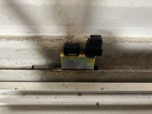 愛知県大府市にある戸建住宅にて、雨戸錠取り替え工事を行いました。【窓香房】