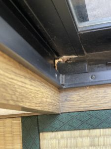 愛知県大府市にある戸建住宅にて、脱落防止のため室内木製格子工事を行いました。【窓香房】