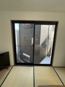 愛知県大府市にある戸建住宅にて、脱落防止のため室内木製格子工事を行いました。【窓香房】