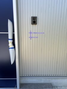 愛知県豊明市にある新築戸建住宅にて、ポスト、ネームサイン取り付け工事を行いました。（LIXILエクスポストFS壁付 、LIXILSUS抜き文字ベースサイン）【窓香房】