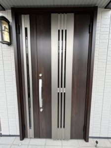 愛知県名古屋市にある戸建住宅にて、玄関親子ドア取替工事を行いました。（リクシル　リシェント玄関ドア3 ）【窓香房】