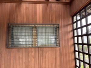 愛知県大府市にある戸建住宅にて、面格子(防犯用)取付工事を行いました。（リクシル　アルミ面格子井桁格子 【特注】 オータムブラウン）【窓香房】