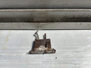 愛知県大府市にある戸建住宅にて、雨戸錠取り替え工事を行いました。【窓香房】