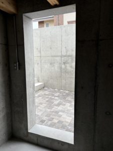 愛知県名古屋市にて、RC開口にドア取付工事を行いました。（リクシル　クリエラ硝子ドア ）【窓香房】