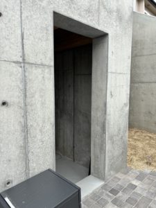 愛知県名古屋市にて、RC開口にドア取付工事を行いました。（リクシル　クリエラ硝子ドア ）【窓香房】