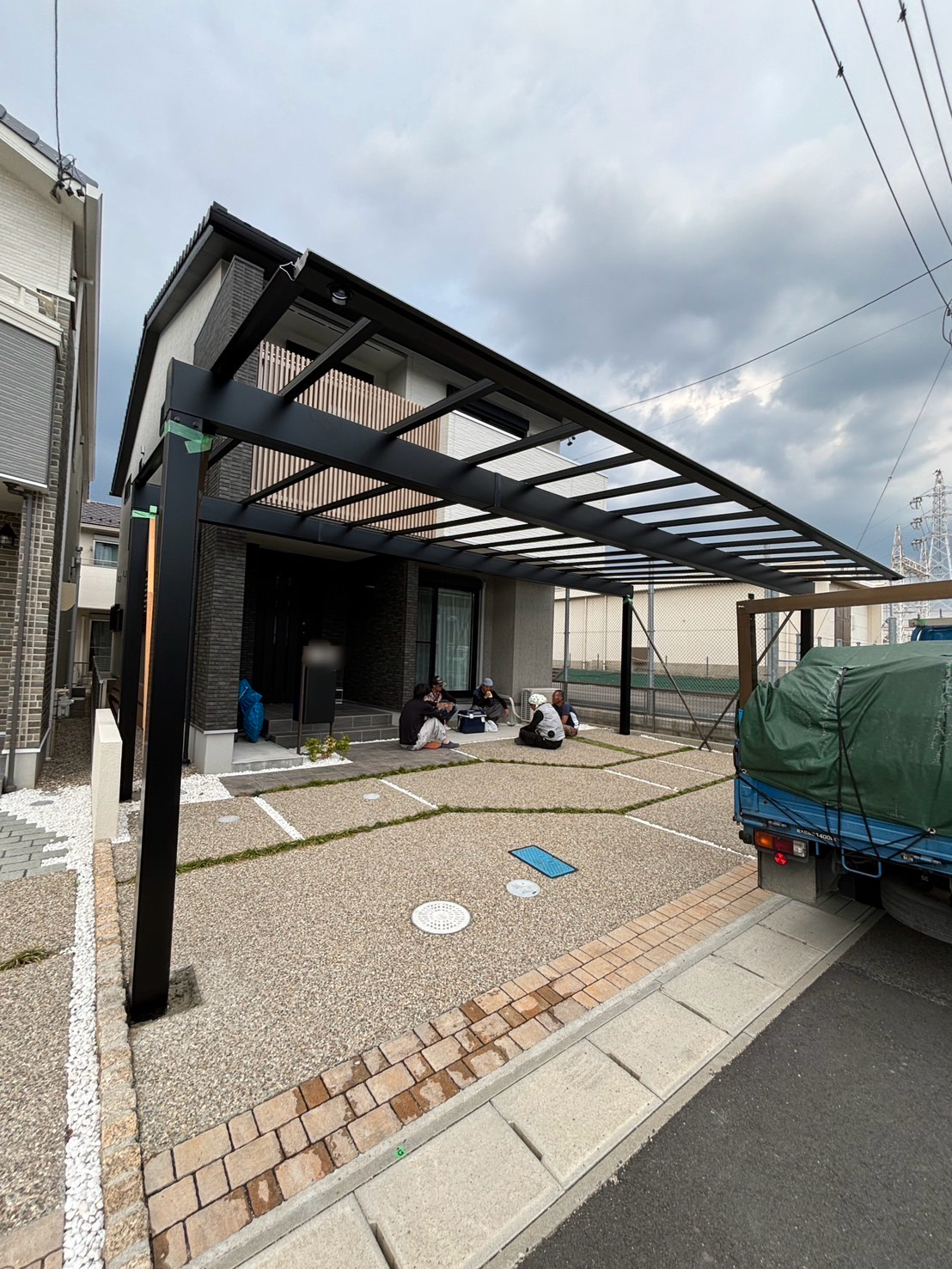 愛知県高浜市にて、エクステリア工事としてを３台用カーポート新設工事行いました。（三協アルミ　スカイリード）【窓香房】