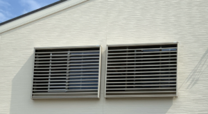 愛知県南知多町にて、ルーバー取付工事を行いました。（オイレス　採風ルーバー　ブリイユS）【窓香房】