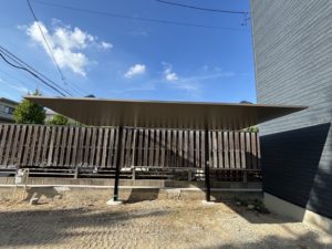 新築戸建て住宅にて、カーポート取付工事を行いました。（カーポートSC L50W24BK 柱排水）【窓香房】