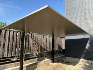 新築戸建て住宅にて、カーポート取付工事を行いました。（カーポートSC L50W24BK 柱排水）【窓香房】