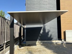 新築戸建て住宅にて、カーポート取付工事を行いました。（カーポートSC L50W24BK 柱排水）【窓香房】