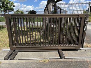 愛知県安城市にて、エクステリア工事、大型引戸門扉補強工事を行いました。（LIXIL スタイルシェード）