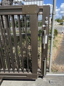 愛知県安城市にて、エクステリア工事、大型引戸門扉補強工事を行いました。（LIXIL スタイルシェード）