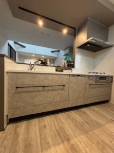 愛知県小牧市にて、キッチンリフォームを行いました。（3MダイノックシートProduct Code AE-2161）【窓香房】