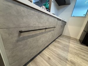 愛知県小牧市にて、キッチンリフォームを行いました。（3MダイノックシートProduct Code AE-2161）【窓香房】