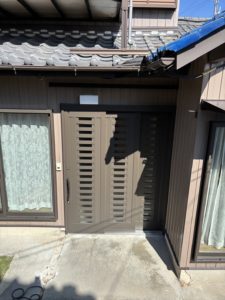 愛知県豊明市にて、テラス屋根設置工事を行いました。（LIXILテラス屋根　スピーネ　片袖納まり）【窓香房】
