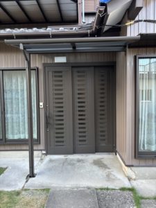 愛知県豊明市にて、テラス屋根設置工事を行いました。（LIXILテラス屋根　スピーネ　片袖納まり）【窓香房】