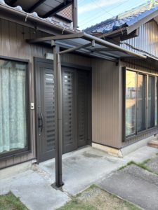 愛知県豊明市にて、テラス屋根設置工事を行いました。（LIXILテラス屋根　スピーネ　片袖納まり）【窓香房】