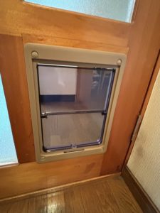 愛知県大府市にて、ペットドア取付工事を行いました。（ペットドア　くぐーる2）【窓香房】