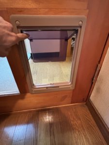 愛知県大府市にて、ペットドア取付工事を行いました。（ペットドア　くぐーる2）【窓香房】