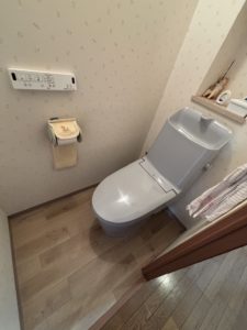 愛知県大府市にて、トイレ交換のワンデーリフォーム工事を行いました。（LIXILマンションリフォーム用アメージュ）【窓香房】