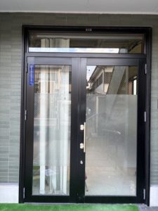 名古屋市北区にある戸建住宅にて、玄関ドア取替工事を行いました。（YKKドアリモ片袖親子ドア）【窓香房】