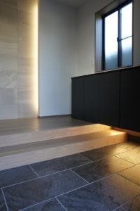 愛知県北名古屋市にある戸建住宅にて、玄関ホールリフォーム工事を行いました。（エコカラット）【窓香房】