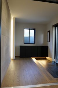 愛知県北名古屋市にある戸建住宅にて、玄関ホールリフォーム工事を行いました。（エコカラット）【窓香房】