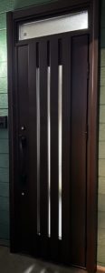 愛知県大府市にて、ドアリニューアル工事を行いました。（YKKドアリモ　C03N ショコラウォールナット）【窓香房】