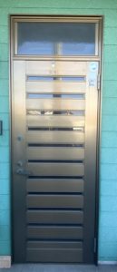 愛知県大府市にて、ドアリニューアル工事を行いました。（YKKドアリモ　C03N ショコラウォールナット）【窓香房】