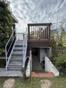 愛知県大府市にて、通路の雨よけのための屋根設置工事を行いました。（リクシル　サニージュ）【窓香房】