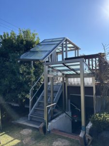 愛知県大府市にて、通路の雨よけのための屋根設置工事を行いました。（リクシル　サニージュ）【窓香房】