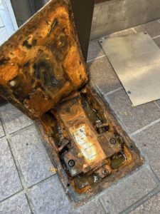 愛知県安城市にて、フロアヒンジ取替工事を行いました。（NewーStarフロアヒンジ）【窓香房】