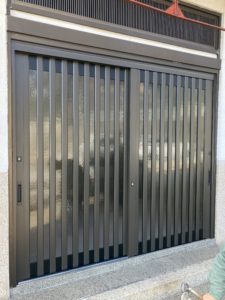 愛知県大府市にて、玄関引戸取替工事を行いました。（リシェント玄関引戸２ ＳＧ仕様手動２枚建戸ランマ無Ｓ５５型）【窓香房】