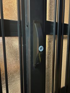 愛知県知立市にて、玄関引戸錠取替工事を行いました。（MIWA引違戸召合万能錠）【窓香房】