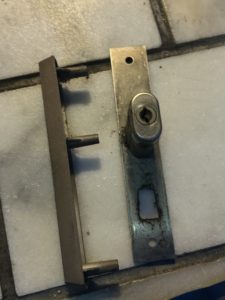 愛知県知立市にて、玄関引戸錠取替工事を行いました。（MIWA引違戸召合万能錠）【窓香房】