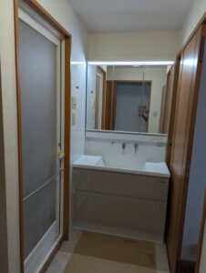 愛知県大府市にて、マンション洗面化粧台取替工事を行いました。（タカラスタンダード　ファミーユ+ホーロー壁パネル　エマウォール）【窓香房】