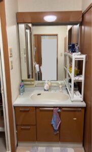 愛知県大府市にて、マンション洗面化粧台取替工事を行いました。（タカラスタンダード　ファミーユ+ホーロー壁パネル　エマウォール）【窓香房】