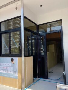 愛知県日進市にて、店舗のフロントサッシ工事を行いました。（LIXILフロンテック、サーモスL FIX外額縁）【窓香房】