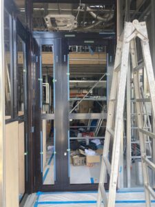 愛知県日進市にて、店舗のフロントサッシ工事を行いました。（LIXILフロンテック、サーモスL FIX外額縁）【窓香房】