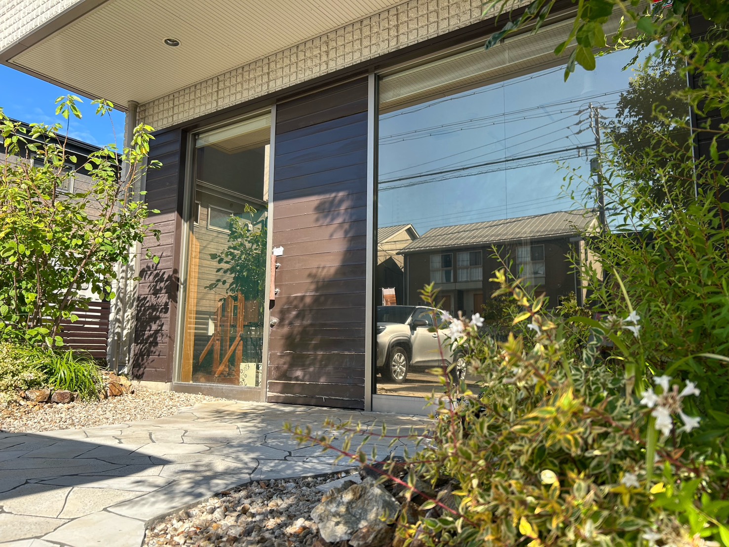 愛知県大府市の店舗にて、ドア交換工事を行いました。（LIXILリシェント玄関ドア）【窓香房】