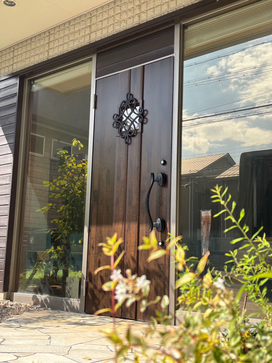 愛知県大府市の店舗にて、ドア交換工事を行いました。（LIXILリシェント玄関ドア）【窓香房】