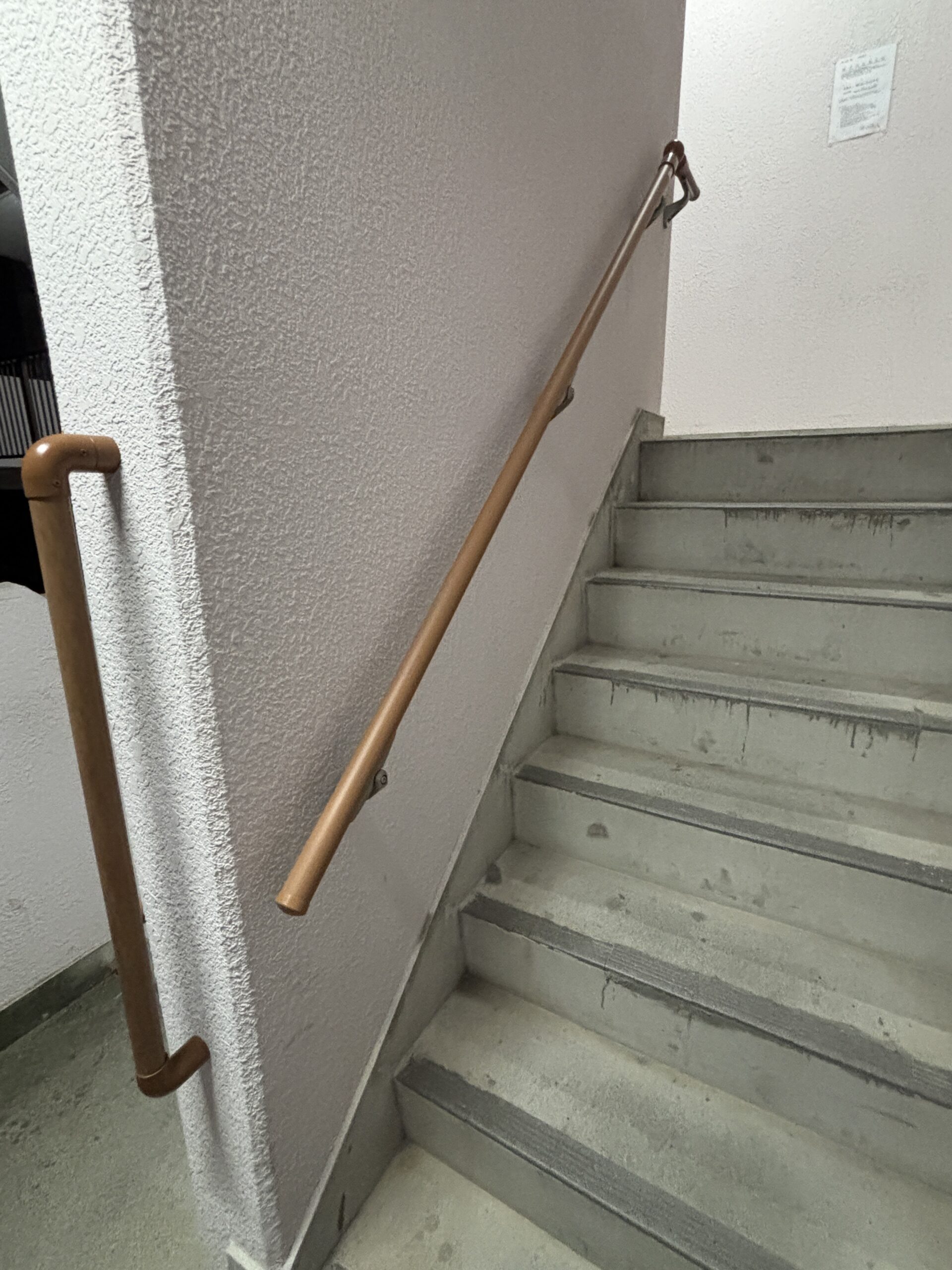 愛知県大府市のマンションにて、階段手摺工事を行いました。(三協アルミ 補助手摺、リクシル グリップライン)【窓香房】