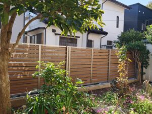 愛知県豊明市の戸建住宅にて、フェンス設置工事を行いました。（LIXIL アルミフェンスAB YS3型 T14）【窓香房】