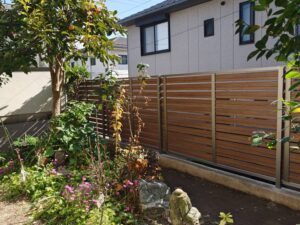 愛知県豊明市の戸建住宅にて、フェンス設置工事を行いました。（LIXIL アルミフェンスAB YS3型 T14）【窓香房】
