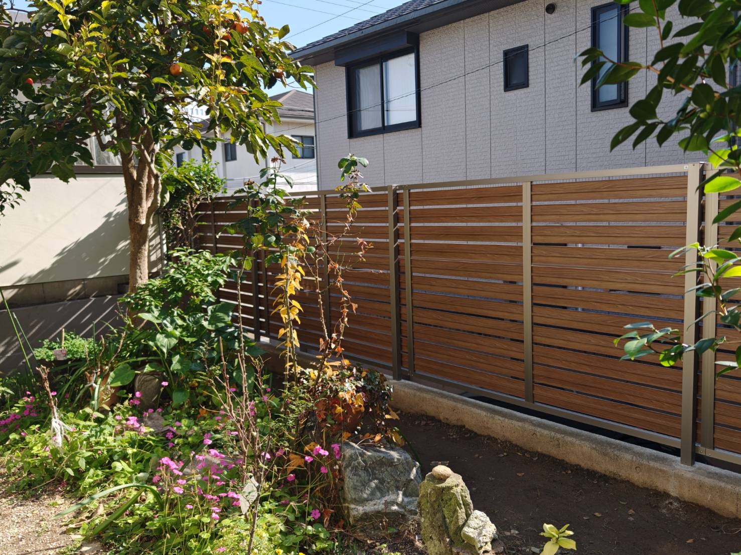 愛知県豊明市の戸建住宅にて、フェンス設置工事を行いました。（LIXIL アルミフェンスAB YS3型 T14）【窓香房】
