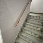 愛知県大府市のマンションにて、階段手摺工事を行いました。(三協アルミ 補助手摺、リクシル グリップライン)【窓香房】