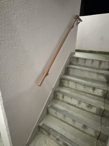 愛知県大府市のマンションにて、階段手摺工事を行いました。（三協アルミ 補助手摺、リクシル グリップライン）【窓香房】