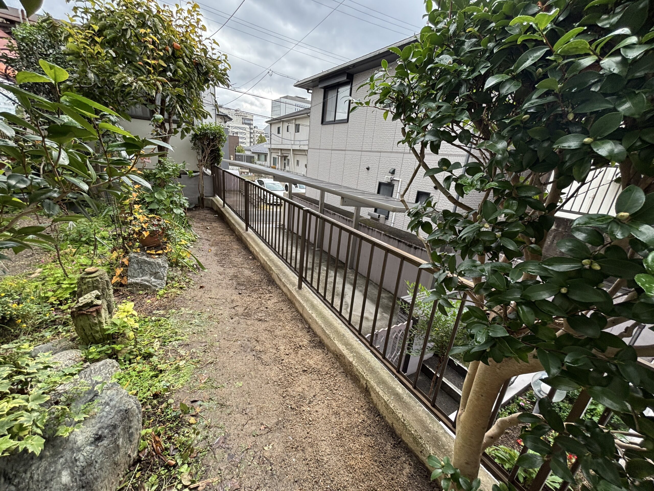 愛知県豊明市の戸建住宅にて、フェンス設置工事を行いました。(LIXIL アルミフェンスAB YS3型 T14)【窓香房】