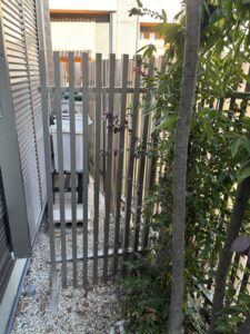 愛知県大府市にて、戸建て住宅のフェンス改修工事を行いました。（TOSTEM「プログコートフェンス」）【窓香房】