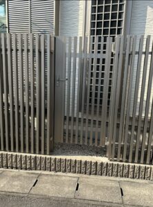 愛知県大府市にて、戸建て住宅のフェンス改修工事を行いました。（TOSTEM「プログコートフェンス」）【窓香房】